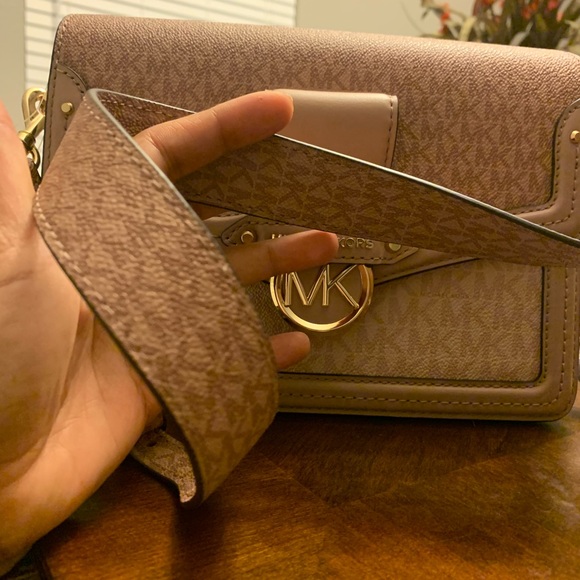 New Mk 💕 Jessie shoulder bag very unique - Picture 8 of 10